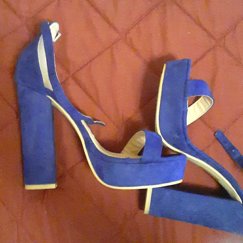 'SO ME' block heel